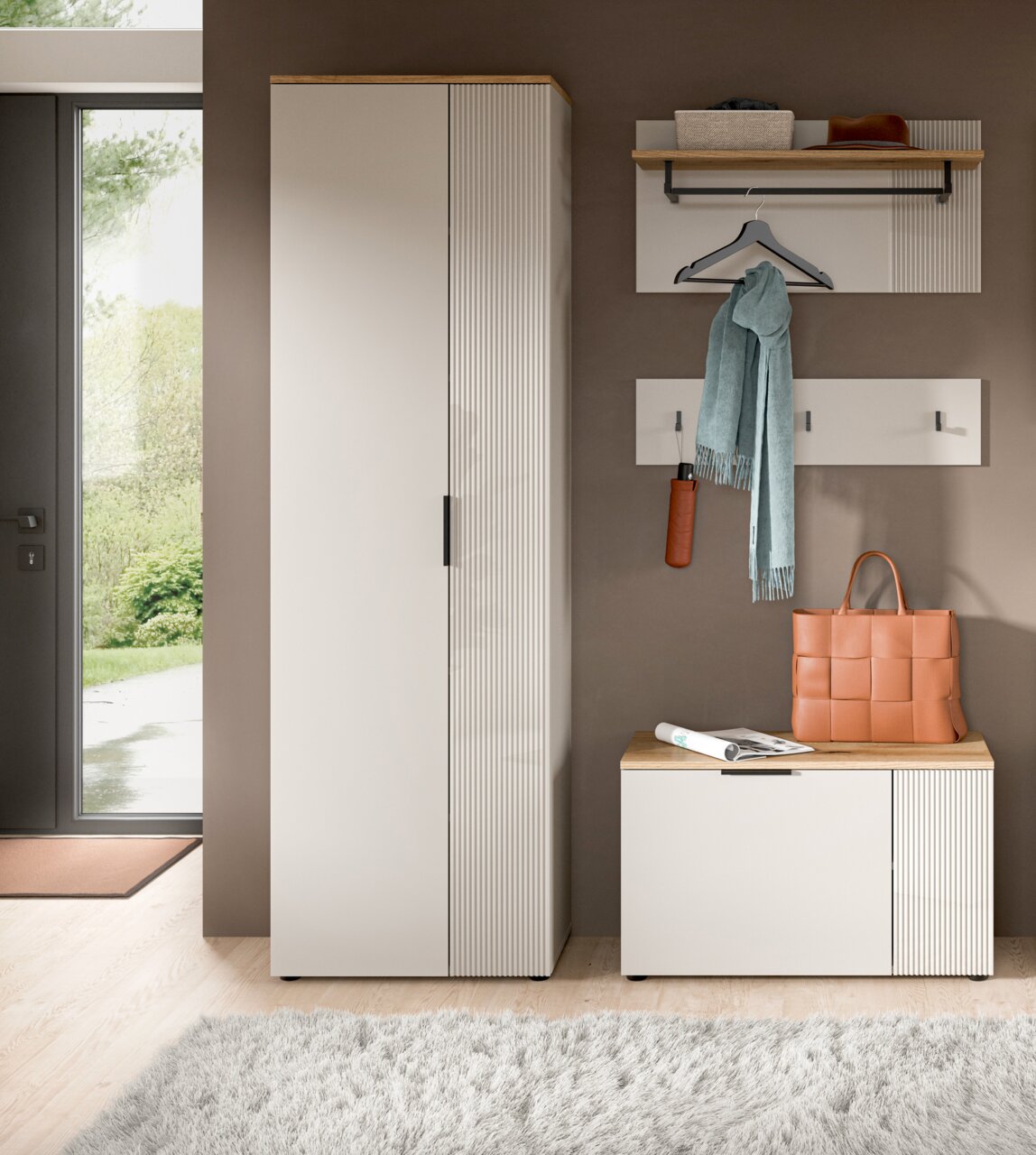 Garderobenkombination in modernem Design, bestehend aus einem hohen Schrank, einer Wandgarderobe mit Haken und Ablage sowie einer Sitzbank mit Stauraum. Perspektive: Frontalansicht.