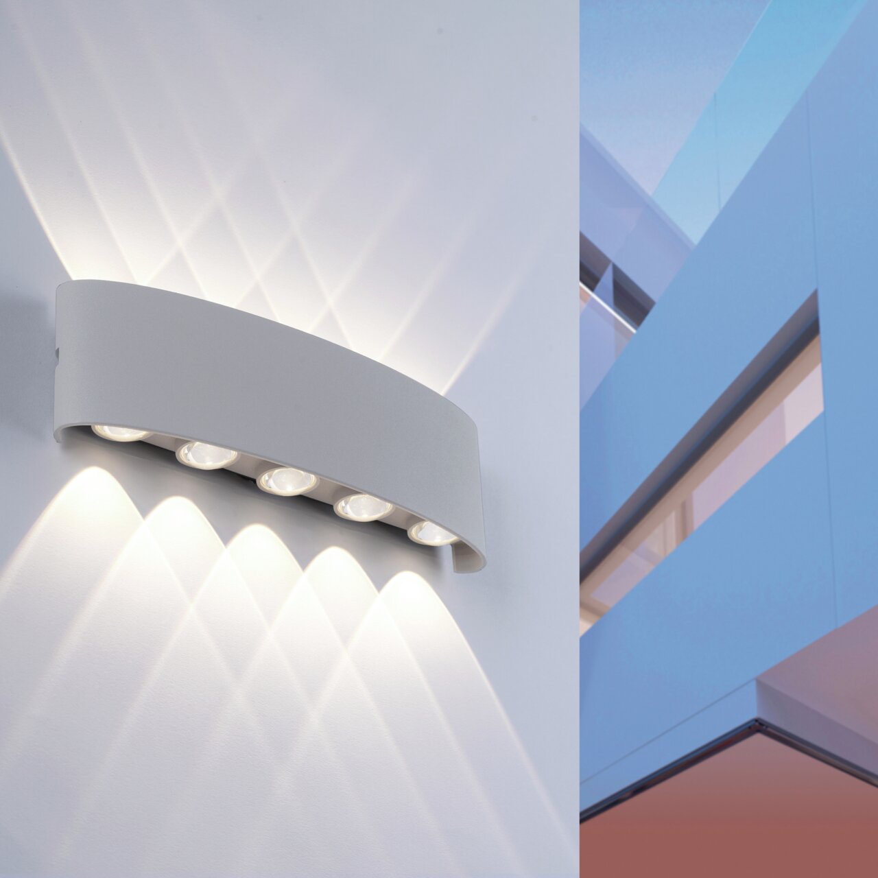 Silberne LED-Wandleuchte mit modernem Design, seitliche Perspektive, die Lichtstrahlen nach oben und unten wirft.