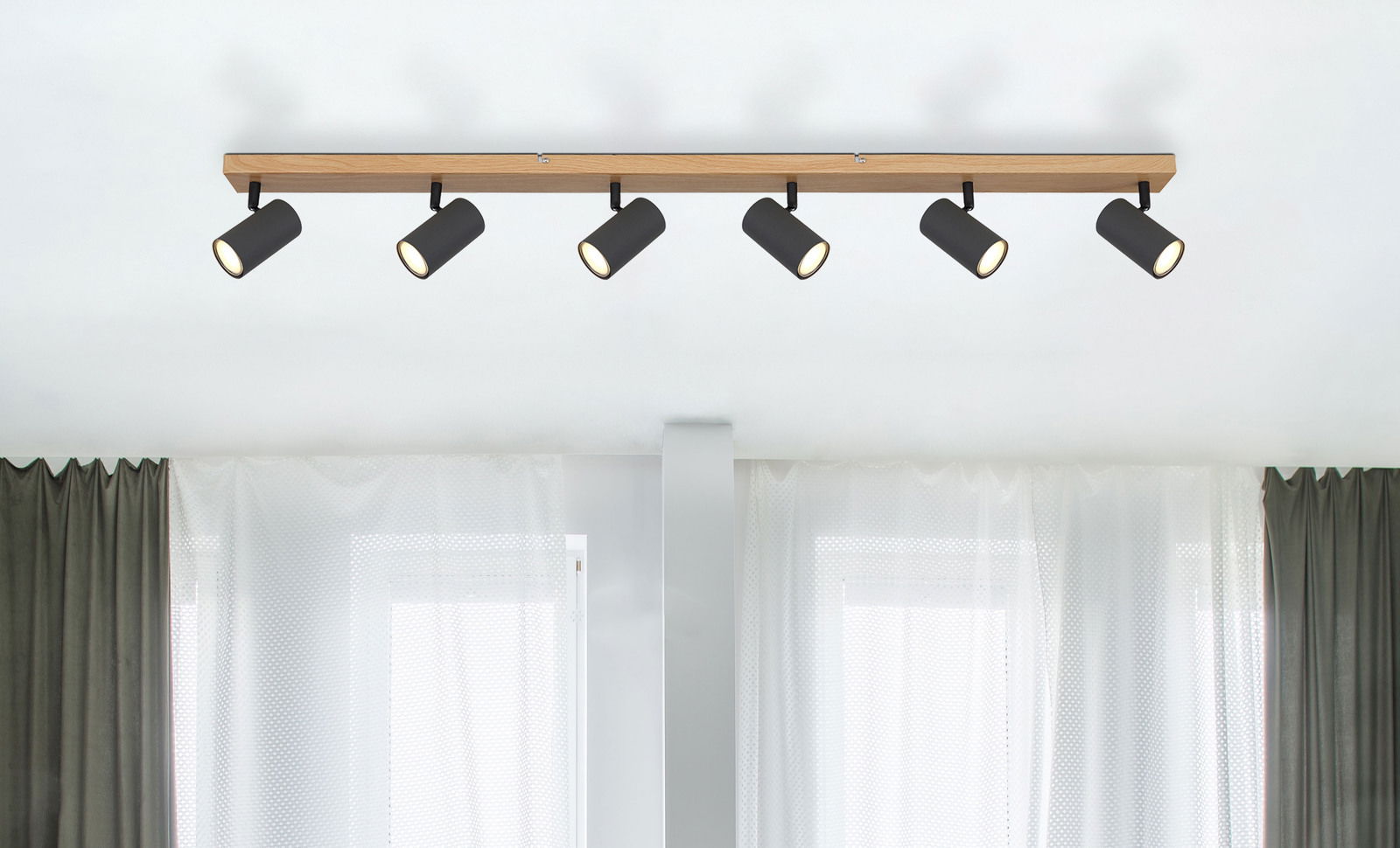 Globo Lighting Strahler ROBBY Deckenstrahler mit fünf schwarzen Leuchten auf einer Holzschiene, von unten betrachtet.