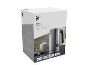 Verpackung des WMF Stelio Milchaufschäumers in schräger Perspektive, zeigt das Produktbild und die Markenlogos.
