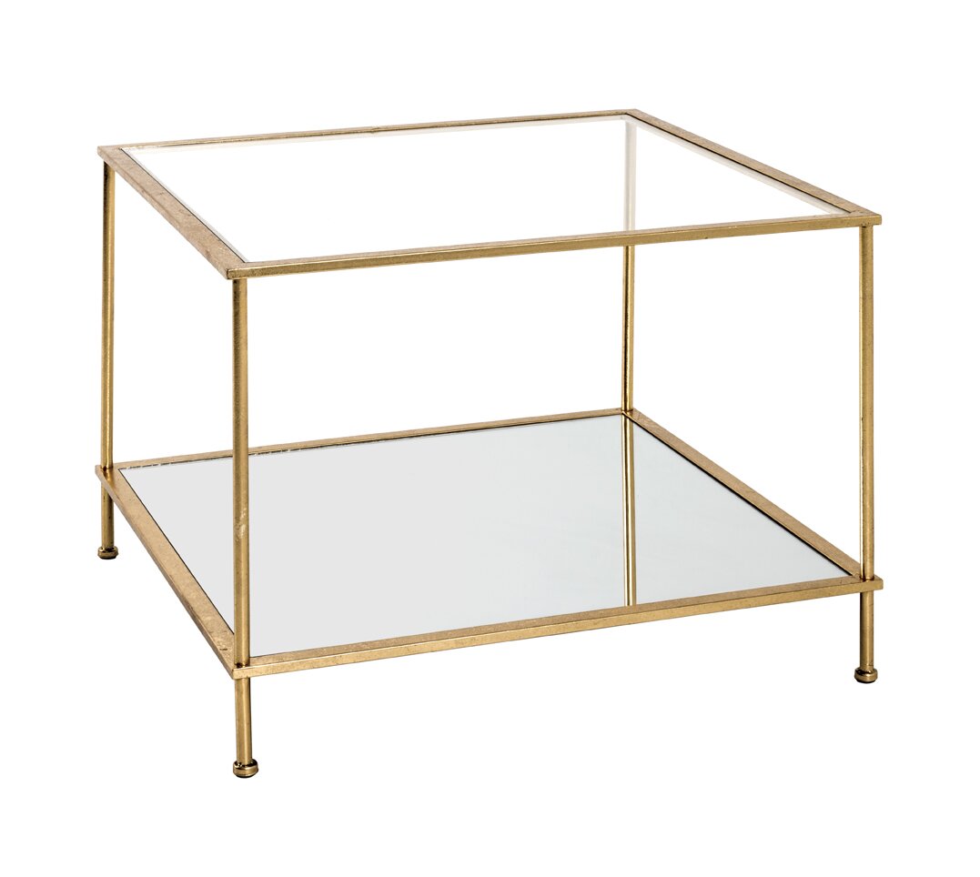 Quadratischer Beistelltisch mit goldfarbenem Metallrahmen und Glasplatten oben und unten, freigestellt auf weißem Hintergrund, in schräger Seitenansicht von vorne oben