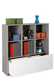 Multifunktionsregal mit mehreren Fächern, gefüllt mit Büchern, Ordnern und Dekorationen, sowie einer geöffneten Schublade, Frontalansicht.