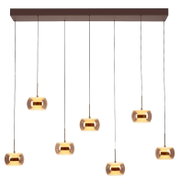 Moderne Mehrfach-Pendelleuchte mit sechs amberfarbenen Glas-Schirmen an langer Deckenleiste, warm leuchtend vor grauem Hintergrund, Frontalansicht