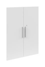 Zweiflügelige weiße Schranktüren mit silbernen Griffen und Schloss, Frontalansicht