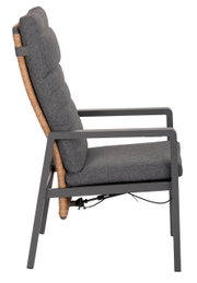 Zijaanzicht van een moderne loungestoel met grijze bekleding en een metalen frame.