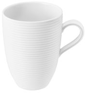 Weißer Becher mit Henkel und feinen horizontalen Rillen, seitliche Perspektive