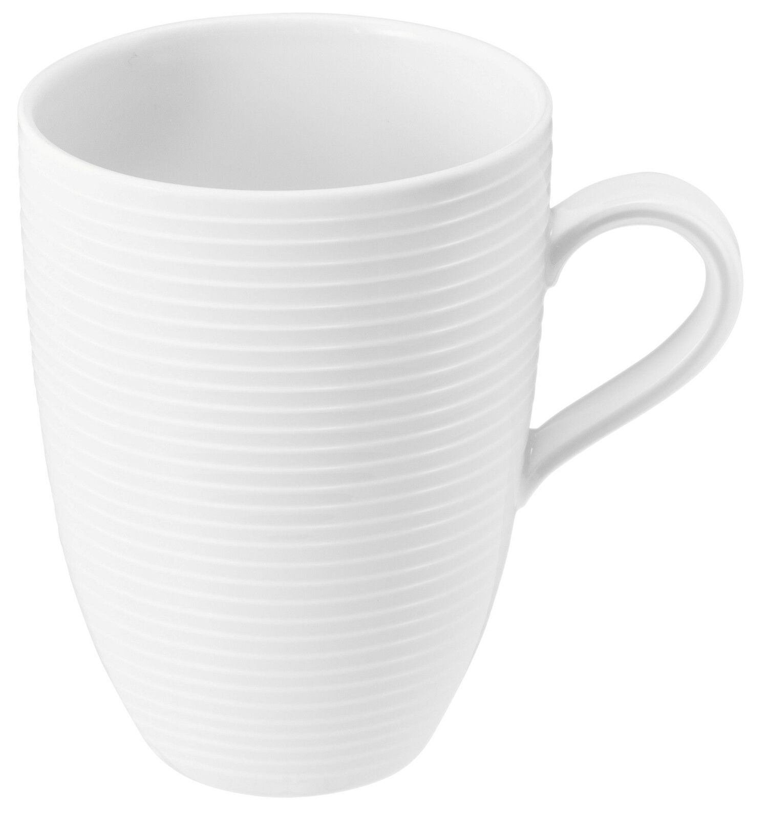 Weißer Becher mit Henkel und feinen horizontalen Rillen, seitliche Perspektive
