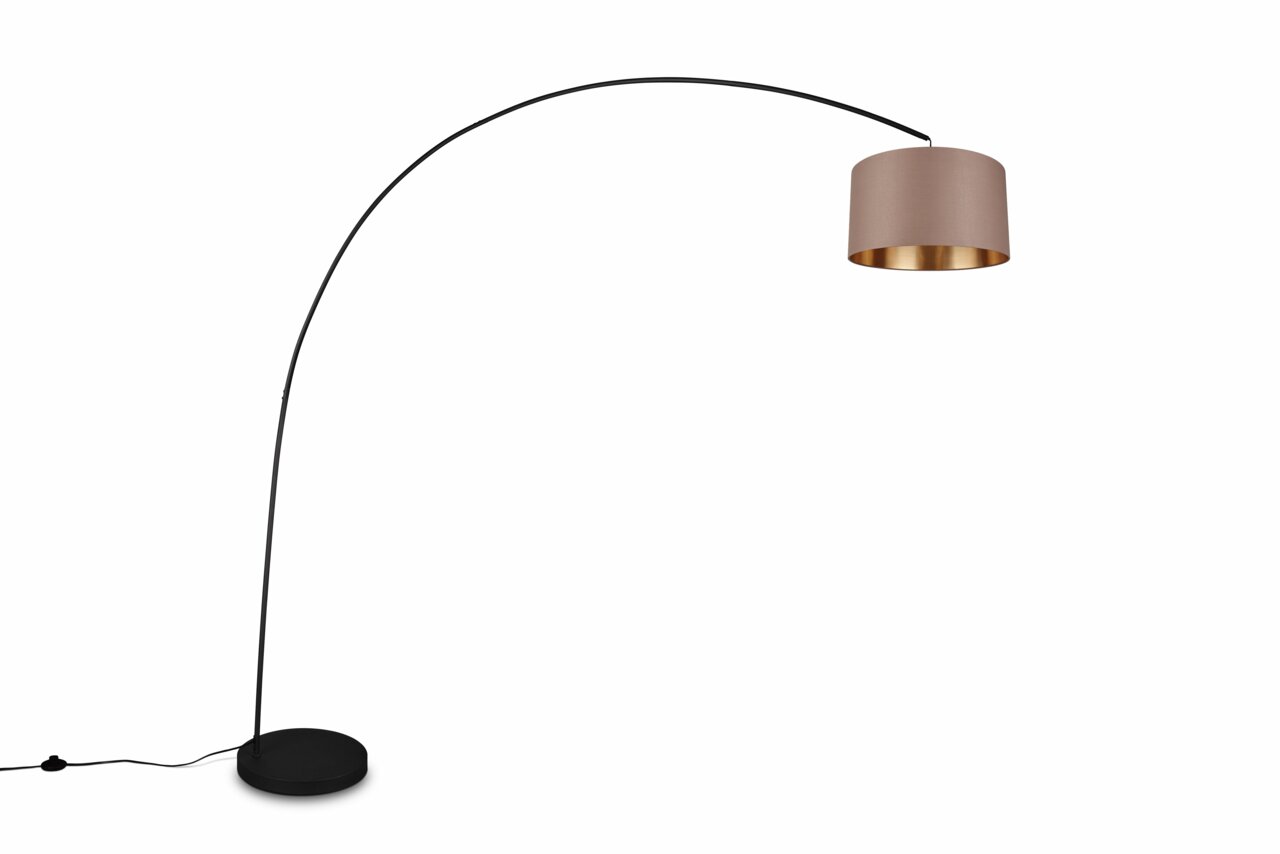 Moderne Stehleuchte MANSUR mit gebogenem schwarzem Ständer und braunem Lampenschirm, seitliche Perspektive