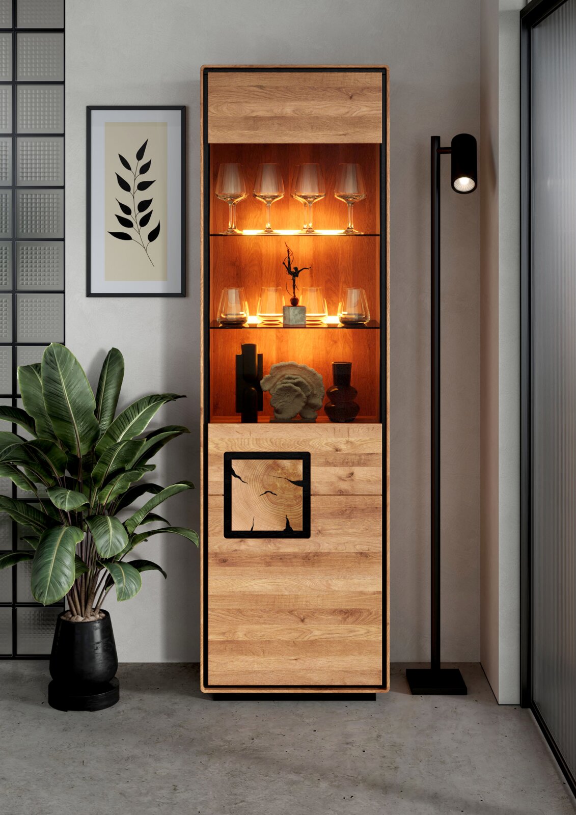 Landscape Vitrine I (rechts) BRIXEN Hohe Vitrine aus Eiche mit schwarzem Rahmen, integrierter warmer LED-Beleuchtung und Glasböden, frontale Ansicht im Wohnraum-Setting