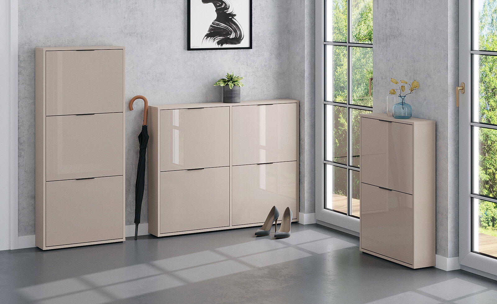 Moderne Schuhschränke in Beige mit hochglänzenden Fronten im Flur, bestehend aus hohem Schrank, breiter Kommode und schmalem Schrank, Frontansicht in leichter Perspektive von schräg vorn
