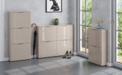 Moderne Schuhschränke in Beige mit hochglänzenden Fronten im Flur, bestehend aus hohem Schrank, breiter Kommode und schmalem Schrank, Frontansicht in leichter Perspektive von schräg vorn