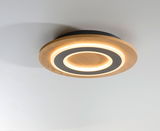 Moderne LED-Deckenleuchte aus Holz und Metall, von unten betrachtet, mit kreisförmigem Design und warmem Licht.
