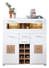 Moderner weißer Barschrank mit Holzdetails, Flaschenregalen und beleuchtetem Gläserfach, frontal abgebildet.