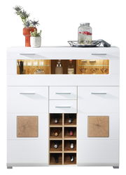 Moderner weißer Barschrank mit Holzdetails, Flaschenregalen und beleuchtetem Gläserfach, frontal abgebildet.