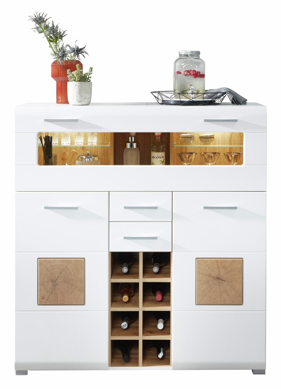 Moderner weißer Barschrank mit Holzdetails, Flaschenregalen und beleuchtetem Gläserfach, frontal abgebildet.