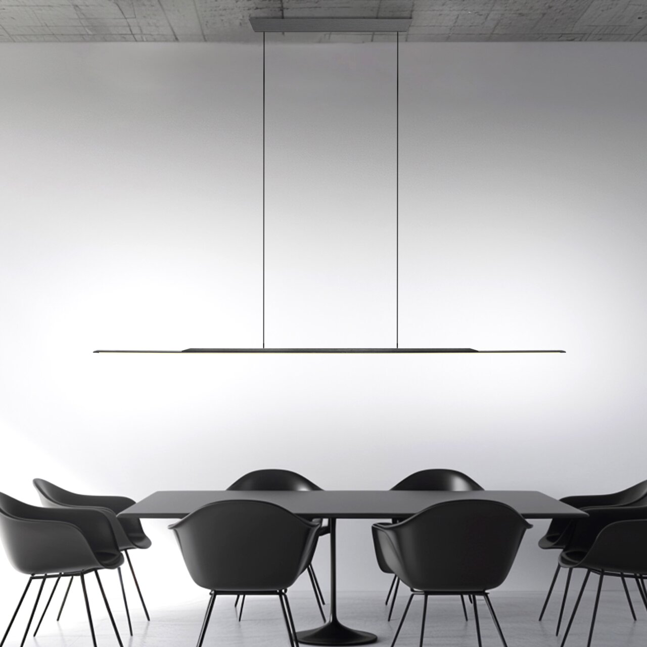 Moderne Pendelleuchte PURE Surface in minimalistischem Design, von der Seite betrachtet, über einem Esstisch mit schwarzen Stühlen.