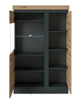 Frontansicht einer Highboardvitrine mit offenen Holztüren und mehreren Regalböden in dunklem Holz und Glas.