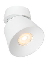 Weißer Deckenstrahler Lucide TRIGONO aus seitlicher Perspektive mit leuchtendem LED-Licht.