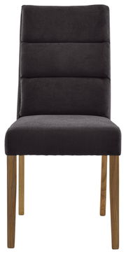 Moderner Stuhl mit schwarzem, gepolstertem Sitz und Rückenlehne, sowie Holzbeinen, Frontalansicht.