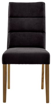 Moderner Stuhl mit schwarzem, gepolstertem Sitz und Rückenlehne, sowie Holzbeinen, Frontalansicht.