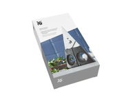 Verpackung der Kräuterschere 13cm schwarz von WMF, schräg von oben fotografiert, zeigt die Schere und frische Kräuter.