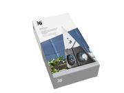 Verpackung der Kräuterschere 13cm schwarz von WMF, schräg von oben fotografiert, zeigt die Schere und frische Kräuter.