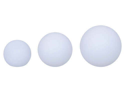 Drei kugelförmige Solarleuchten in verschiedenen Größen, frontal betrachtet.