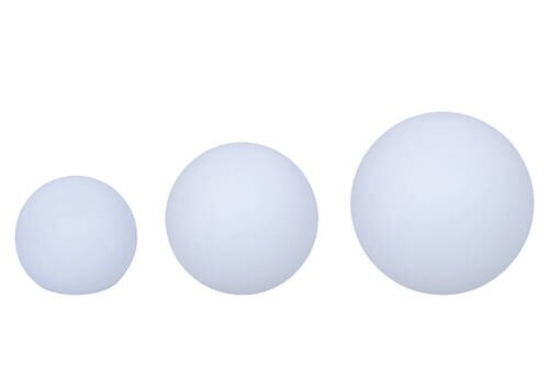 Drie bolvormige zonne-lampen in verschillende maten, gezien vanaf de voorkant.