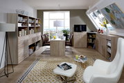 Moderne woonkamer met multifunctionele kast in houtlook, zijaanzicht