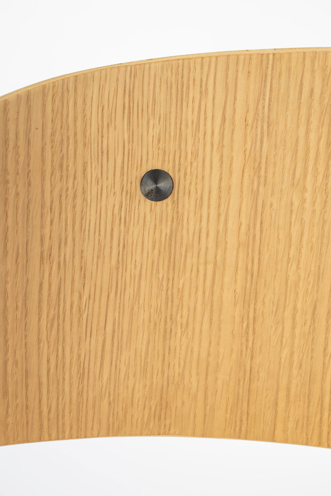 Nahaufnahme einer Holzoberfläche mit sichtbarer Schraube, perspektivisch von vorne aufgenommen.