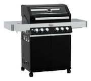 Schwarzer Gasgrill mit Edelstahl-Seitenablagen, Deckelthermometer, fünf Drehreglern und Unterschrank auf Rollen, in frontaler leicht schräger Perspektive