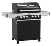 Schwarzer Gasgrill mit Edelstahl-Seitenablagen, Deckelthermometer, fünf Drehreglern und Unterschrank auf Rollen, in frontaler leicht schräger Perspektive