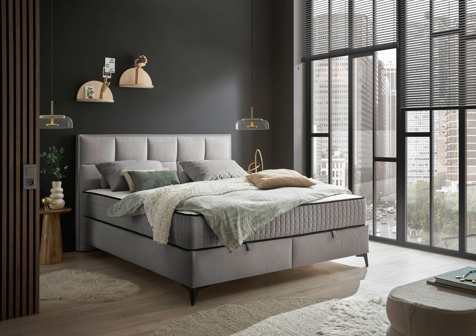 Modernes Boxbett in einem stilvollen Schlafzimmer mit großen Fenstern und eleganter Dekoration, seitliche Perspektive.