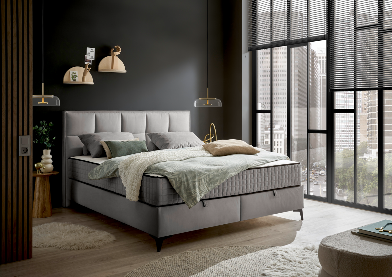 Modernes Boxbett in einem stilvollen Schlafzimmer mit großen Fenstern und eleganter Dekoration, seitliche Perspektive.