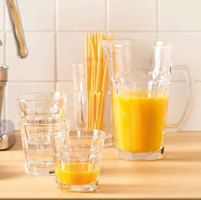 Leonardo Glaskrug Rock 1,1L Glaskrug Rock 1,1L mit Orangensaft gefüllt, auf einem Holztisch in einer Küchenumgebung, seitliche Perspektive