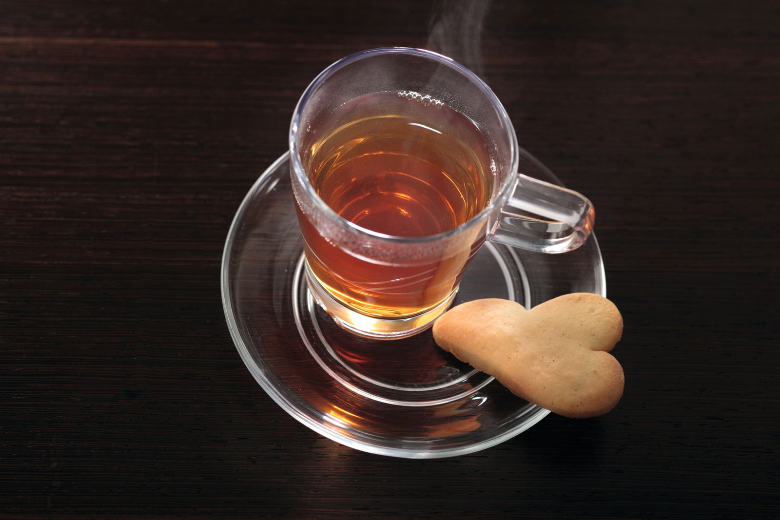 Glasuntertasse Senso mit Teetasse und Keks, von oben fotografiert