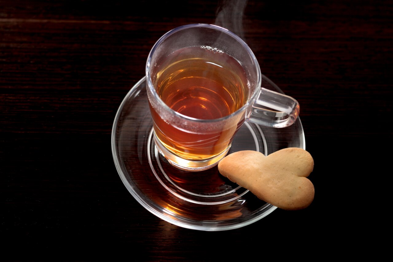 Glasuntertasse Senso mit Teetasse und Keks, von oben fotografiert