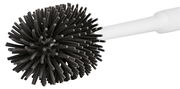 Nahaufnahme einer Toilettenbürste mit schwarzem, flexiblem Bürstenkopf und weißem Griff, seitliche Perspektive
