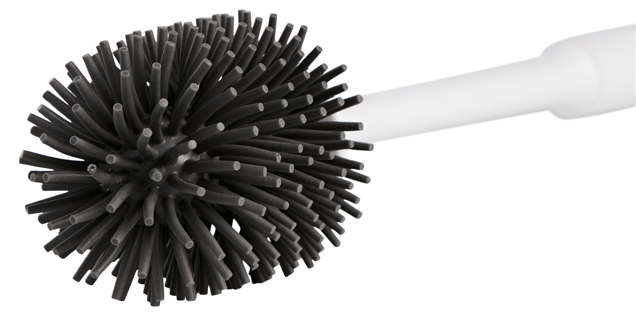 Nahaufnahme einer Toilettenbürste mit schwarzem, flexiblem Bürstenkopf und weißem Griff, seitliche Perspektive