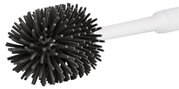 Nahaufnahme einer Toilettenbürste mit schwarzem, flexiblem Bürstenkopf und weißem Griff, seitliche Perspektive