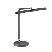 Moderne Tischleuchte Beba in seitlicher Perspektive mit schlankem, verstellbarem Arm und rundem Sockel in elegantem Design.