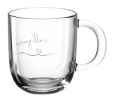 Glas-Tasse mit der Aufschrift 'all you need' und einem Herzmotiv, seitliche Perspektive