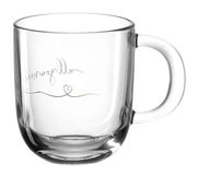 Glas-Tasse mit der Aufschrift 'all you need' und einem Herzmotiv, seitliche Perspektive