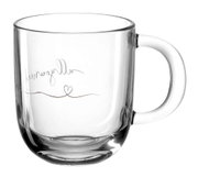 Glas-Tasse mit der Aufschrift 'all you need' und einem Herzmotiv, seitliche Perspektive