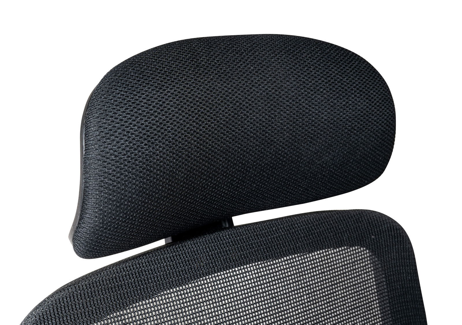 Nahaufnahme der Kopfstütze eines schwarzen Drehstuhls aus Netzstoff, von vorne betrachtet.