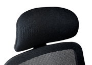 Nahaufnahme der Kopfstütze eines schwarzen Drehstuhls aus Netzstoff, von vorne betrachtet.