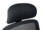 Nahaufnahme der Kopfstütze eines schwarzen Drehstuhls aus Netzstoff, von vorne betrachtet.