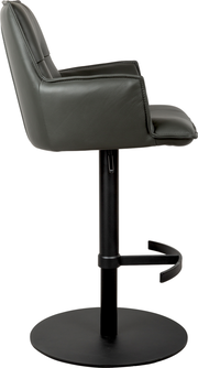 Grauer, gepolsterter Barhocker mit Armlehnen, schwarzem Standfuß und Fußstütze, Seitenansicht von links vor weißem Hintergrund