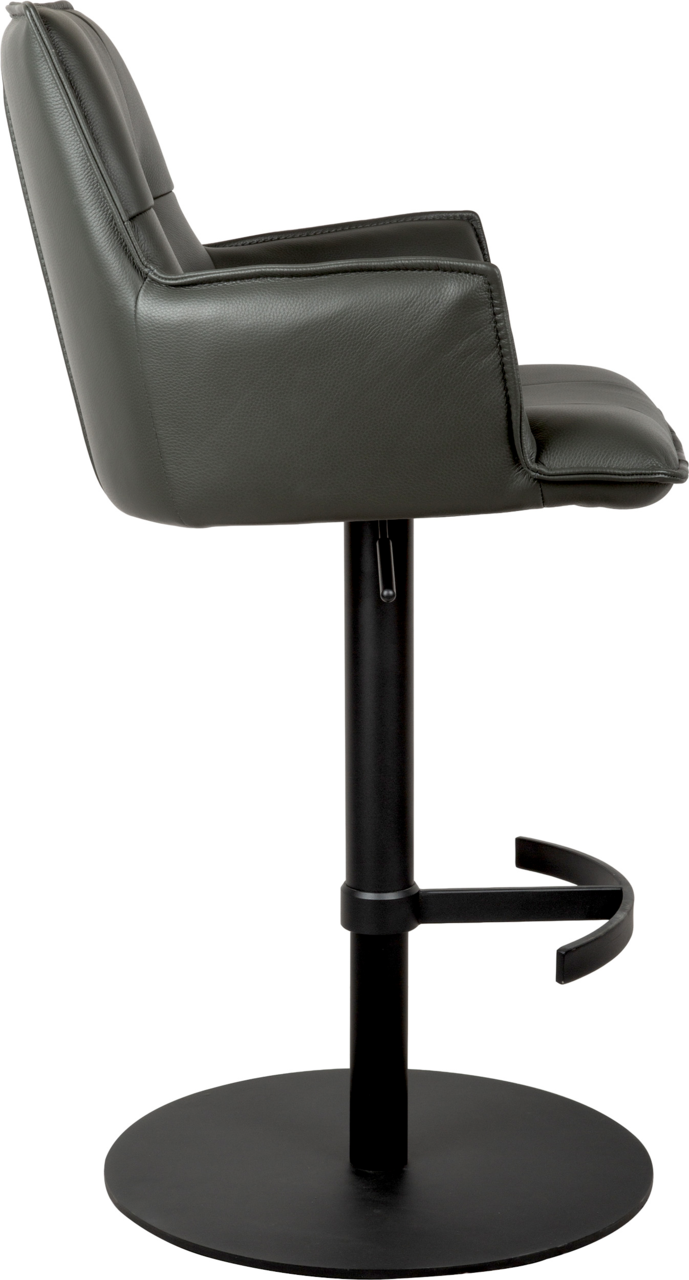 Grauer, gepolsterter Barhocker mit Armlehnen, schwarzem Standfuß und Fußstütze, Seitenansicht von links vor weißem Hintergrund