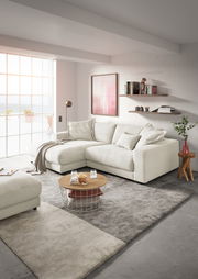 Gemütliche Longchairkombination in einem modernen Wohnzimmer, seitliche Perspektive mit großen Fenstern im Hintergrund.